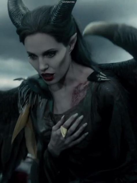 Maleficent Aesthetic, Maleficent Quotes, Mobil Legends, Maleficent 2, Maleficent Movie, Angelina Jolie Maleficent, Disney Movie Scenes, Female Villains, Disney Princess Movies