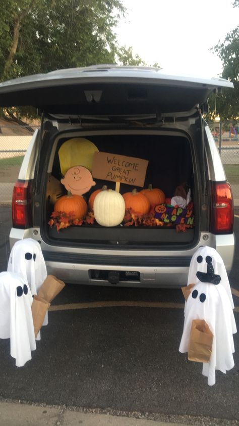 The Great Pumpkin Trunk Or Treat, Simple Trunk Or Treat Ideas For Cars, Simple Trunk Or Treat Ideas, Fall Halloween Party Ideas, Halloween Things To Do, Trunker Treat Ideas, Trunk Or Treat Ideas, Halloween Things, Treat Ideas