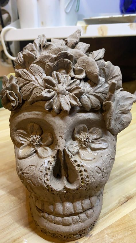 Skull Pottery Painting Ideas, Clay Skull Ideas, Clay Skeleton Sculpture, Skeleton Ceramics, Skull Ceramics, Sugar Skull Ceramic, Clay Skull, Ceramic Skull, 3d Ceramic