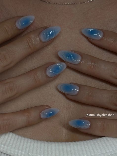 Airbrush Nails Blue, Air Brush Nail Designs Art, Light Blue Aura Nails, Blue Airbrush Nails, Nail Inspo 3d, Aura Nails Blue, Aura Nails Tutorial, Air Brush Nails, Pretty Blue Nails