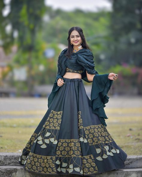 Simple Choli Designs Latest, Lehenga Outfits, Lehenga Designs Latest, Stylish Gowns, Pink Sharara, Eid Pics, Chaniya Choli Designs, Rajasthani Dress, Travel Pose