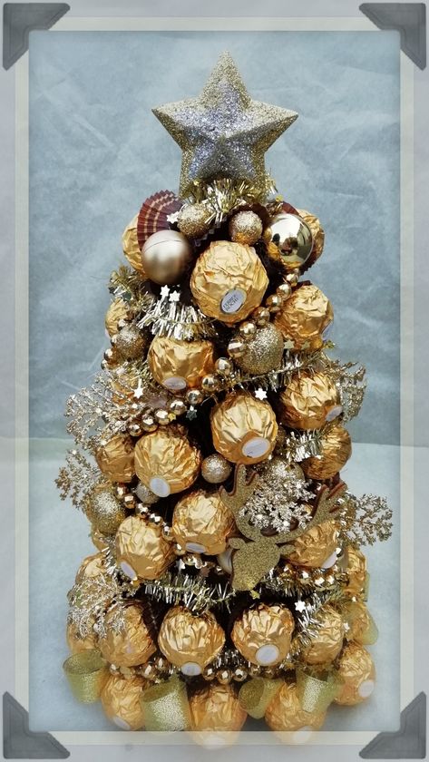 Ferrero Rocher Tree, Christmas Stall Ideas, Ferrero Rocher Gift, Chocolate Christmas Tree, Chocolate Flowers Bouquet, Christmas Sweet Treats, Chocolate Tree, Sweet Trees, Chocolate Christmas