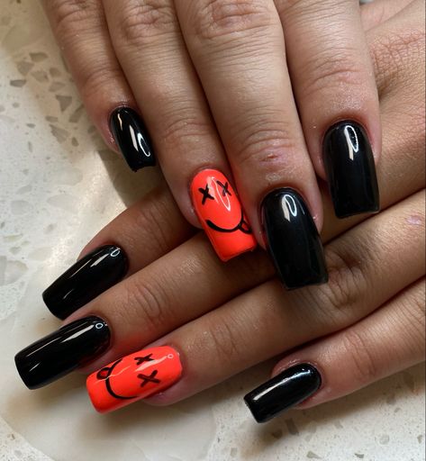 Cute Nail Ideas Orange, Short Black And Orange Nails, Orange Black Nails Design, Black And Neon Orange Nails, Orange And Black Gel Nails, Black Orange And White Nails, Nails To Make You Look Tan, Black And Orange Nails Ideas, Black Pumpkin Nails