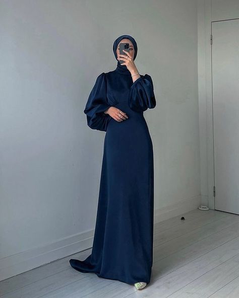 Ayşenur Coşkun (@aysenurcoskunn) • Fotos y vídeos de Instagram Hijab Prom Dress, Dress Soiree, Hijabi Dresses, Braidsmaid Dresses, Simple Long Dress, Estilo Hijab, Muslim Fashion Hijab Outfits, Mode Abaya, Women Dresses Classy