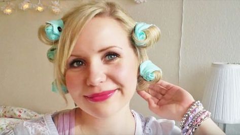 Your Hair Will Never Look Better Once You Make These DIY Curlers | DIY Joy Projects and Crafts Ideas Diy Curlers, Hair Curlers Overnight, Curlers For Short Hair, Diy Hair Curlers, Profitable Crafts, Diy Projects To Sell, Crafts To Make And Sell, How To Make Diy, Diy Hair Accessories