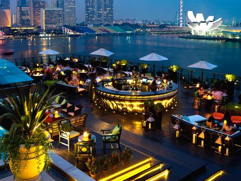 lantern rooftop bar singapore Rooftop Bar Design, Lantern Roof, Hotel Rooftop Bar, Bar Deco, Terrasse Design, Rooftop Terrace Design, Rooftop Design, Best Rooftop Bars, Sky Bar