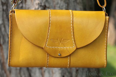 Cheap Purses, Diy Leather Bag, Leather Projects, Leather Gifts, Leather Bags Handmade, Yellow Leather, Stitching Leather, Leather Diy, Leather Bags