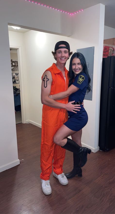 Cop And Jailer Costume Couple, Cops And Prisoner Costume, Inmate Costume, Swat Costume, Badass Halloween Costumes, Police Girl, Prisoner Costume, Cute Couple Halloween, Halloween Parejas