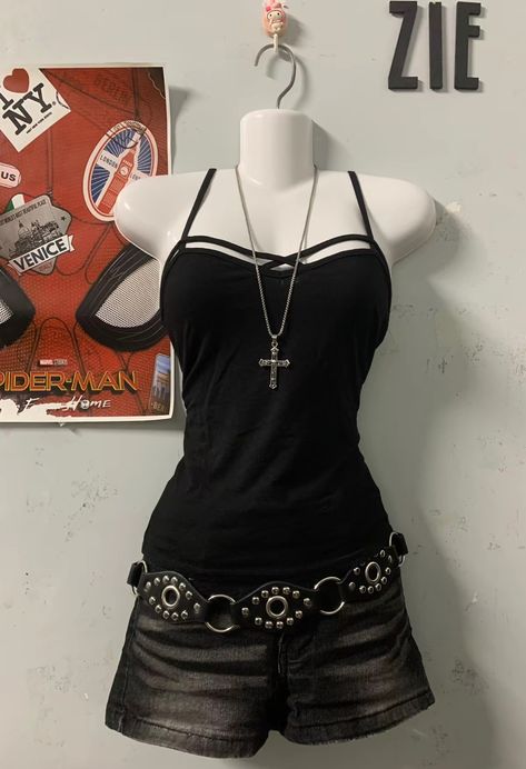 ∞ Skins Outfit, Simple Goth Outfit, Mcbling Fashion, 2000s Fashion Outfits, Looks Street Style, Grunge Goth, Swaggy Outfits, Really Cute Outfits, 2000s Fashion