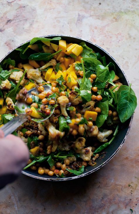 Ottolenghi Salad, Yotam Ottolenghi Recipes, Chickpea Salad Recipe, Ottolenghi Recipes, Easy Salad, Yotam Ottolenghi, Fried Cauliflower, Chickpea Recipes, Yummy Salad Recipes