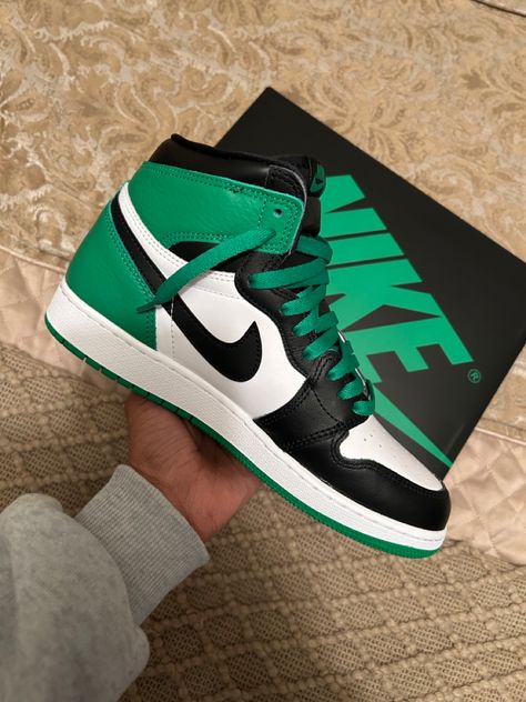 Lucky Green Jordan 1, Sneaker Jordan, Pretty Sneakers, Jordan Low, Trendy Shoes Sneakers, White Nike Shoes, Nike Fashion Shoes, Nike Shoes Girls, Preppy Shoes