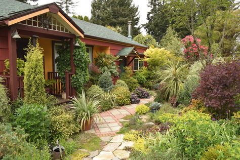 Gardening in the PNW | The World's Best Gardening Blog Pnw Native Plant Landscaping, Washington Native Plant Garden, Pacific Northwest Yard Landscaping Ideas, Pnw Native Garden Design, Seattle Garden Design, Pnw Plants For Garden, Portland Front Yard Landscaping, Pnw Pollinator Garden, Pacific Northwest Garden Ideas