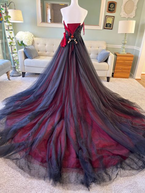 Dark Red And Black Wedding, Red And Black Wedding Dress, Wedding Dress Ombre, Halloween Wedding Dress, Wedding Dress Gothic, Halloween Wedding Dresses, Fantasy Wedding Dress, Ombre Wedding Dress, Crimson Dress