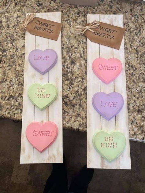 Wooden Hearts Crafts Ideas For Kids, Valentines Day Wooden Crafts, Diy Valentines Wood Crafts, Wood Heart Crafts Valentines Day, February Diy Crafts, February Wreath Ideas, Wooden Valentines Day Crafts, Valentine Craft Ideas To Sell, Valentine Signs Wooden Diy