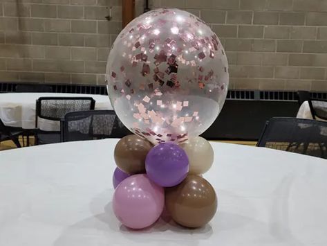 Indoor Balloon Centerpieces Birthday Balloon Table Centerpieces, Bobo Balloon Centerpiece Ideas, Tabletop Balloon Centerpieces Diy, Diy Balloon Centerpieces Easy, Mini Balloon Centerpiece, Small Balloon Centerpieces Diy, Centerpieces With Balloons, Easy Balloon Centerpieces, Balloon Centrepiece