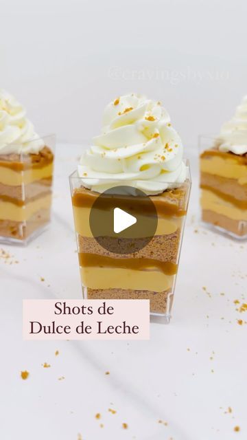 Xio 🙋🏻‍♀️ | Recetas fáciles - Pastry & Cakes on Instagram: "Estos shots de Dulce de Leche son un espectaculo. La combinación de Dulce de Leche, queso crema y galletas lotus... Es una delicia! Tienes que probar esta receta.

INGREDIENTES
Para la base de galleta
250g galletas Lotus biscoff triturada

Para el relleno de dulce de leche
226g queso crema (que esté suave pero todavía frío)
350g dulce de leche
240g crema para batir fría (crema de leche)

Para la Chantilly
240g crema para batir fría (crema de leche)
20g leche en polvo
25g azúcar glass
1/2 cdta vainilla transparente o clara

Decoración y Montaje
350g dulce de leche derretido
14 vasitos para shots de 3.7onzas (encuentra los vasitos en mi tienda de Amazon, el link que está en mi perfil)
Duya o boquilla 1M

Rinde para 14 vasitos
Mant Lotus Biscoff, Nye Party, Mini Desserts, On Instagram