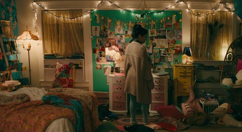 This long sweater that she wore while she was cleaning but also not talking to Peter Kavinsky so it's ALSO A SAD SWEATER: Lara Jean Room, Cleaning My Room, Lara Jean, Design Presentation, Film Set, Teen Bedroom, Room Inspiration Bedroom, Room Aesthetic, My New Room