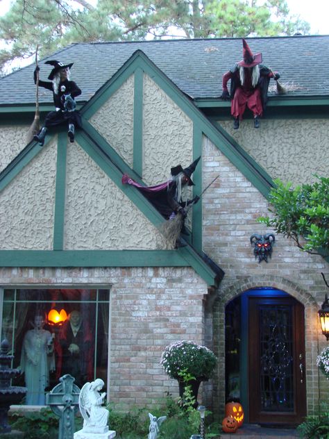 2014 Haunt~Witches on the roof Paint Acorns, Halloween Decorations Indoor Scary, Halloween Outdoors, Halloween Lighting, Scary Party, Outdoors Indoors, Halloween Diy Outdoor, Halloween Decor Diy, Spooky Decorations