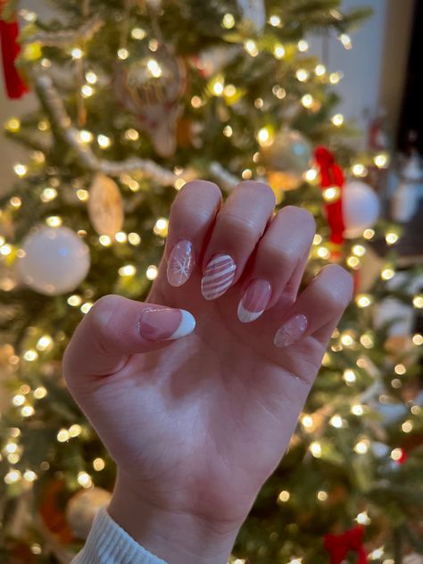 Nail Inspo Snowflake, Chrome Nails Christmas, Nail Inspo Christmas, Acrylic Nails Chrome, Christmas Acrylic Nails, Nail Art Winter, Winter Nail Design, Christmas Nail Ideas, Snowflake Nail