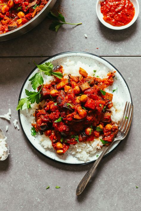 DELICIOUS Moroccan-Spiced Roasted Eggplant & Tomato Stew! 10 ingredients, simple preparation, BIG flavor! #glutenfree #dinner #vegan #eggplant #minimalistbaker #recipe Eggplant Bites, Moroccan Eggplant, Tomato Stew, Moroccan Spices, Roasted Eggplant, Diner Recept, Yummy Meals, Moroccan Food, Eggplant Recipes