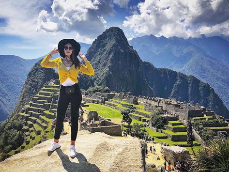 Machu Picchu Machu Pichu Outfits, Machu Pichu Peru, Tumblr Travel, Machu Picchu Peru, Cusco Peru, Friend Poses Photography, Travel Wishlist, Mountain Travel, Mountain Photography