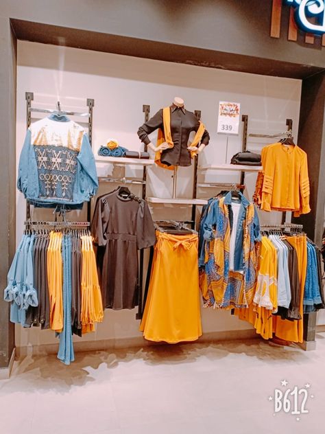 Visual Merchandising Ideas Clothing Store Displays, Visual Merchandising Fashion, Clothing Store Displays, Clothing Store Interior, Retail Store Display, Clothing Store Design, Fashion Displays, Store Window Displays, Store Design Boutique