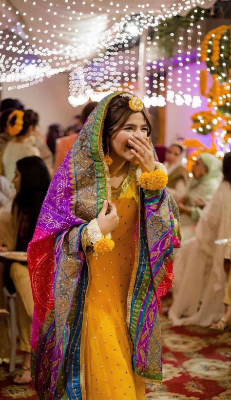 Dholki Outfit Ideas, Pakistani Haldi Bride Outfit, Haldi Look Pakistani, Haldi Outfits Pakistani, Mayun Dresses Pakistani Simple, Pakistani Dholki Outfit, Pakistani Mayon Dresses, Dholki Outfit Bride, Manjha Outfit