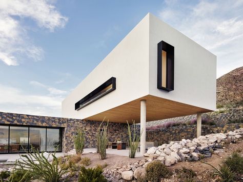 Cantilevered top level of contemporary home in El Paso Texas In the Foothills of Franklin Mountains: Multi Level Family Home in El Paso Kamene Kuce, Eco Outdoor, Modern Desert, Modern Mountain Home, Archi Design, Sea House, Desert Homes, Modern Mountain, Building Architecture