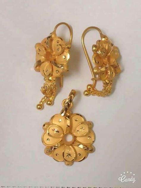 Earring Tops, Tops Gold, Temple Jewellery Earrings, New Gold Jewellery Designs, Fancy Jewelry Necklace, Gold Jewelry Simple Necklace, Gold Bridal Jewellery Sets, Antique Bridal Jewelry, Gold Jewelry Stores