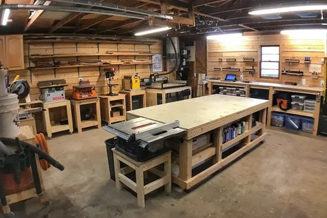 Officine In Garage, Garage Workshop Layout, Basement Workshop, Garage Workbench, Garage Workshop Organization, Workshop Layout, Woodworking Garage, Cool Garages, Woodworking Shop Plans