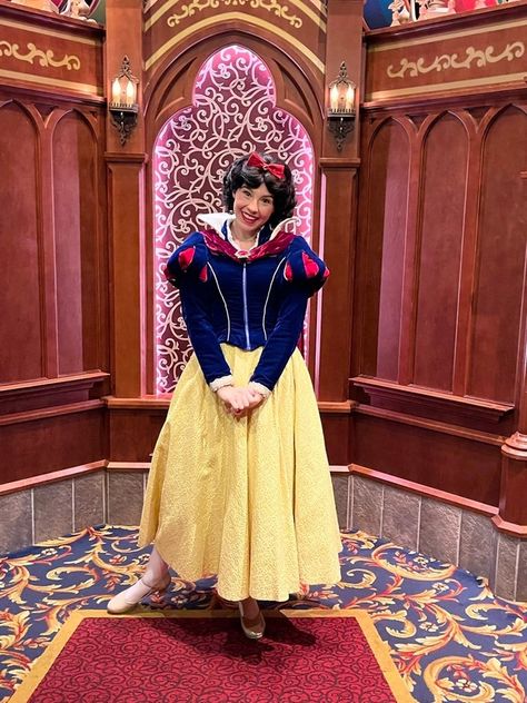 When visiting Disneyland Park, one of the most important things on my agenda is meeting Disney Characters - including Disney Princesses. And one of the best places to meet a Disney Princess while in Disneyland Park is in the Fantasyland Royal Hall. Read more: https://disneymouseketeer.com/meet-your-favorite-disney-princess-in-the-fantasyland-royal-hall/ 📸 @mouseketeer_28 #disneyland #snowwhite #disneyprincess #royalhall #fantasyland #instadisney #instadisneyland #disney100 #disneypic #disn... Disneyland Snow White, Disneyland Rose, Disneyland Meeting Characters, Disneyland Christmas 2022, Disneyland Snow White Ride, Sleeping Beauty Pavilion Disneyland, Disneyland Park, Disneyland, Snow White