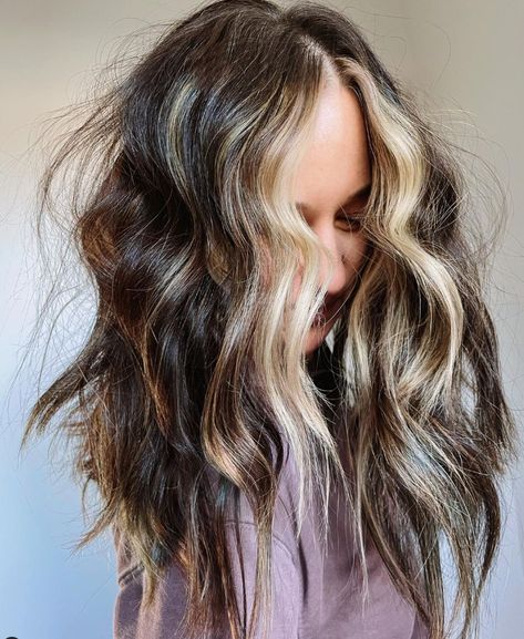 Woman showing off her new hair style and color that is brown waves with blonde highlights throughout. Framing Blonde Highlights, Balayage With Face Framing, Face Framing Blonde Highlights, Moneypiece Highlights, Dimensional Brunette Balayage, Face Framing Blonde, Dimensional Brunette, Piece Highlights, Brunette Balayage