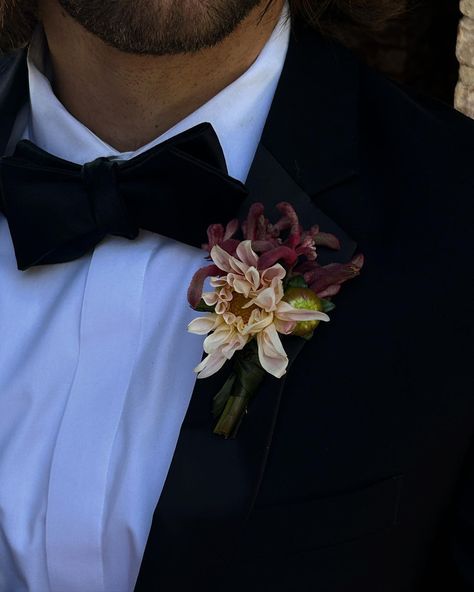 PUNI PETALS 🌸 (ﾉ´ヮ`)ﾉ*: ･ﾟ | bouts and bowties at @darcy_joy’s wedding this past weekend 🤵🏻‍♂️🌸✨ | Instagram Puni Petals, Wedding Boutineers, Boutineer Ideas, Groomsmen Boutonniere, Boutonniere, Wedding Inspo, How To Fall Asleep, Flowers, Floral