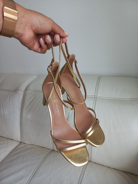 Golden Heels Aesthetic, Golden Heels Outfit, Gold Heels Aesthetic, Golden High Heels, Hoco 2023, Golden Heels, Jeans Heels Outfit, Heels Aesthetic, Gold High Heels