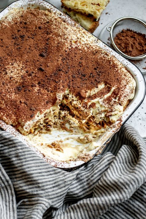 Pannetone Cake, Panettone Tiramisu, Pistachio Tiramisu Recipe, Chocolate Panettone, Chocolate Tiramisu, Italian Memes, Tiramisu Recipe, Homemade Sweets, Trifle Recipe