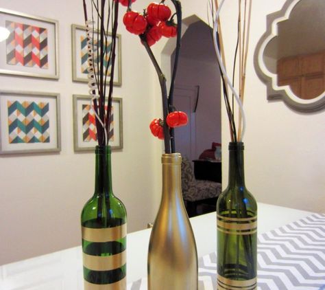 Diy Wine Bottle Decor, Spray Painted Wine Bottles, Wine Bottle Wedding Favors, Bottle Decoration Ideas, Spray Paint Projects, Wine Bottle Centerpieces, Old Wine Bottles, Wedding Wine Bottles, Diy Spray Paint