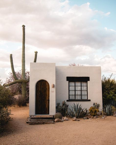 Sara & Rich Combs | Back in 2015 we bought our first house in the desert (in Joshua Tree, CA) as a personal creative retreat. As designers we were craving a… | Instagram Joshua Tree House Exterior, Homes In The Desert, Tiny Desert House, Desert Beach House, Desert Barndominium, Joshua Tree Homes, La House Aesthetic, Small Adobe House, Desert House Design