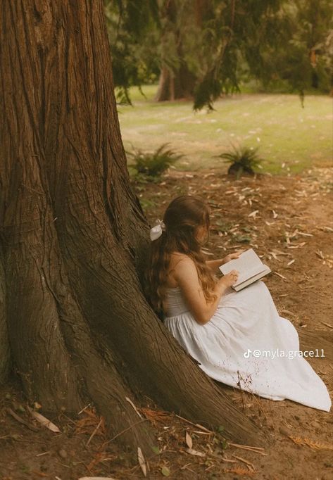 Hippie Senior Pictures, Outside Senior Pictures, Vintage Senior Pictures, Natural Senior Pictures, Senior Pictures Books, Library Photo Shoot, Whimsical Photoshoot, Senior Year Pictures, Fairytale Photoshoot