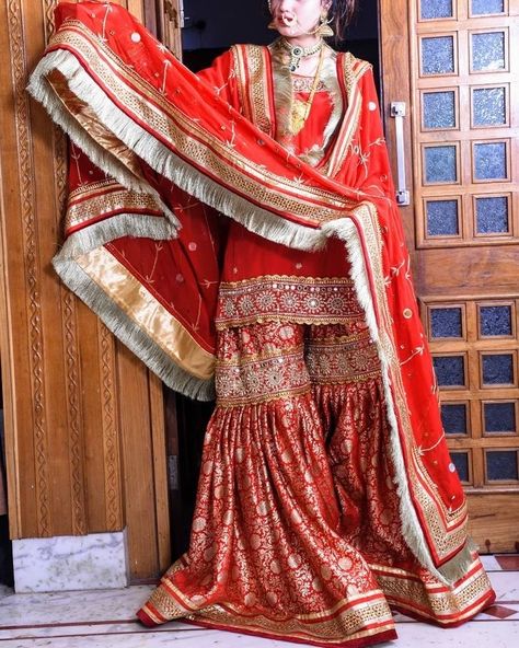 Red Garara Dress Pakistani Bridal, Red Garara Dress, Garara Suit Pakistani Dresses, Garara Dress Pakistani Bridal, Gowns Designs Latest, Velvet Garara, Kimkhab Gharara, Bridal Garara, Wedding Gharara