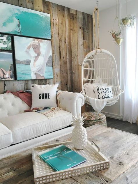 Looking for a relaxing space in your home? Whether there is you living room, terrace or porch, a dreamy swing is the perfect solution. Here are eight ideas that will convince you to decorate your home Decoration Surf, Rustic Coastal Decor, Beach Bedroom Decor, Beach Room, Trendy Living Rooms, Beach Bedroom, Beach House Interior, Trendy Bedroom, Vintage Modern