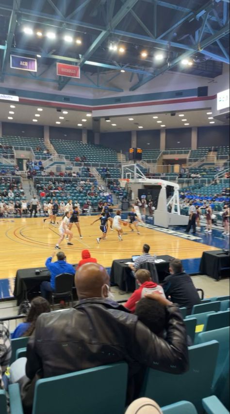 School Basketball Court Aesthetic, Highschool Basketball Aesthetic, High School Basketball Aesthetic, School Basketball Court, High School Basketball Game, Highschool Basketball, Basketball High School, School Basketball, High School Life