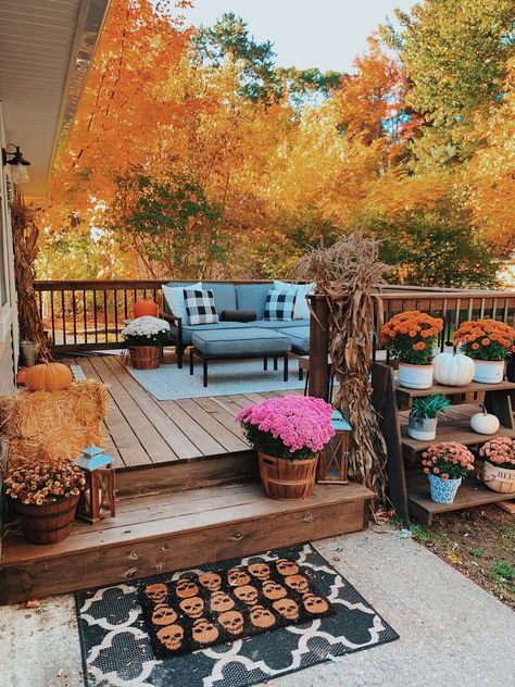 Fall Deck, Fall Patio, Tattoo Plant, Fall Front Porch, Fall Outdoor Decor, Front Porch Decorating, Fall Decorations Porch, Fall Outdoor, Fall Porch