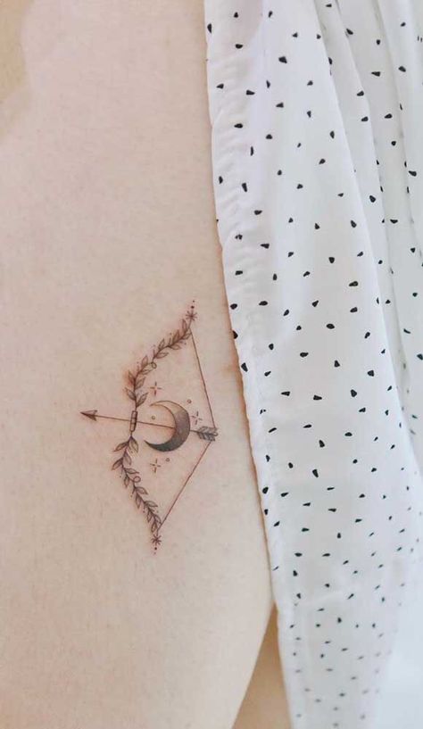 Artemis Tattoo, Archer Tattoo, Sagittarius Tattoo Designs, Sagittarius Tattoo, Geniale Tattoos, Zodiac Tattoos, Greek Tattoos, Arrow Tattoos, Spine Tattoo