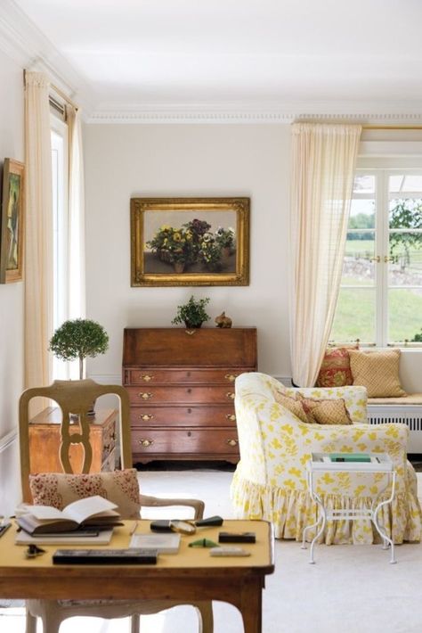 Rachel “Bunny” Lambert Mellon wanted everyone who came into her home to be comfortable. The living room beautifully illustrates that wish with its tranquil blend of old and new, antique and modern. Sofa Fabrics, Bunny Mellon, Traditional Home Magazine, House Staging, Victoria Magazine, Carolina House, Coastal Casual, Sitting Rooms, Secretary Desk