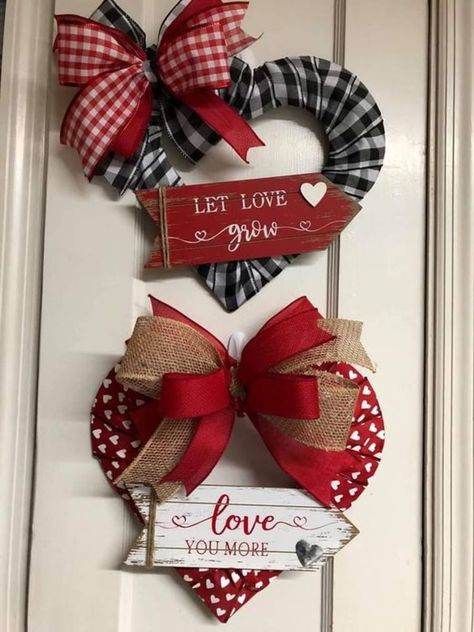 Valentine Wreath Craft, Valentine Mesh Wreaths, Monkey Valentine, Valentine Wood Crafts, Diy Valentines Day Wreath, Valentine Wreath Diy, Valentines Day Wreath, Recipes Seafood, Diy Valentine's Day Decorations