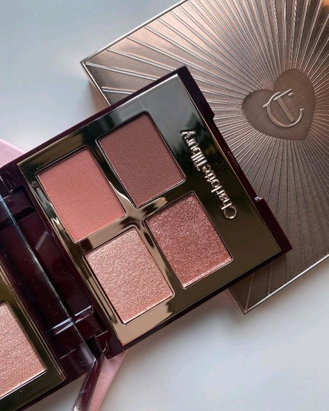 Charlotte Tilbury Eyeshadow, Makeup Bag Essentials, Korean Eye Makeup, Makeup Accesories, Makeup Store, Fancy Makeup, Crazy Makeup, Luxury Makeup, Kiss Makeup