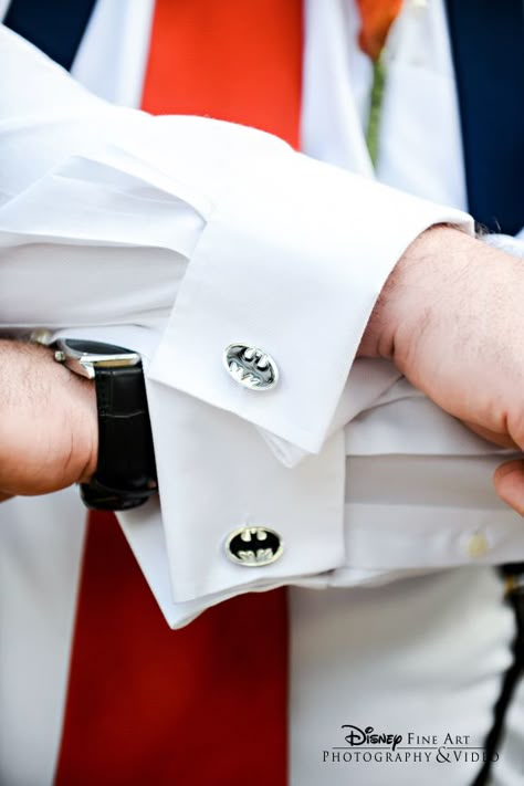 Para cualquier ocasión. Batman Wedding Theme, Batman Wedding Ideas, Batman Cufflinks, Batman Wedding, Superhero Wedding, Nerdy Wedding, Batman Theme, Geek Wedding, Superhero Shirt