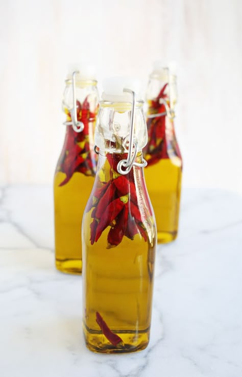 Homemade hot pepper oil Infused Oil Recipes, Hot Pepper Recipes, Olive Oil Recipes, Hot Sauce Recipes, Pepper Recipes, Diy Gifts For Men, Infused Oil, Hot Sauces, Infused Olive Oil