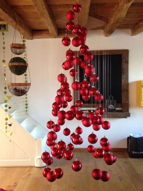 90 Awesome decor ideas with Christmas Balls and Ornaments - family holiday.net/guide to family holidays on the internet Ideas Para Decorar En Navidad, Grinch Christmas Party, Hanging Christmas Tree, Navidad Christmas, Grinch Christmas, Christmas Deco, Unique Christmas, Christmas Balls, Xmas Decorations