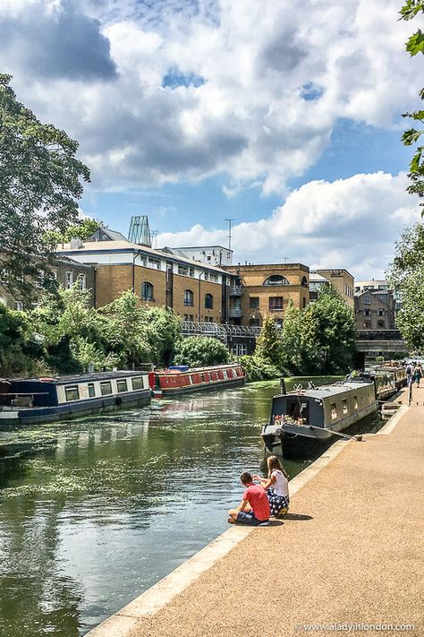 Taking a canal walk in London on Regent's Canal in King's Cross is one of the best things to do in London on a sunny day. The canal walking path on Regent’s Canal in London is great. Best Places In London, London Walking Tours, St Pancras Station, Regents Canal, London Neighborhoods, Islington London, London Fields, Walks In London, London Areas